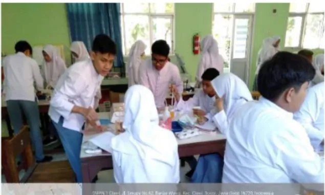 Gambar 3 Siswa melakukan praktik di Laboratorium SMA  N 1 Ciawi Bogor 