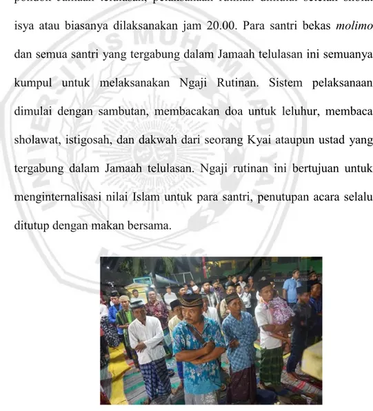 Gambar 3.8 Para santri sedang membaca sholawat   Nabi Muhammad SAW 