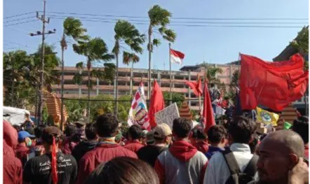 Gambar 3.3. Aksi Surabaya Menggugat di Depan Gedung DPRD Jatim 