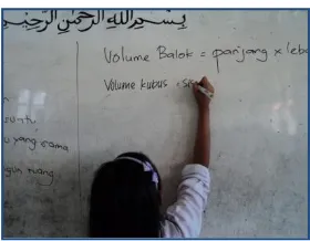 Gambar 9. Seorang siswa menuliskan rumus volume kubus di papan tulis  