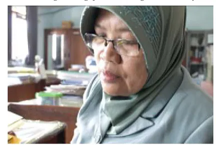 Gambar 3.12 Ibu Sumijati, Pengajar Tekstil SMK Negeri 8 Surabaya  (Sumber: Sari, 2016) 