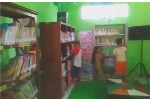 Gambar 1 Anak-anak yang berkunjung Perpustakaan Mutiara  sepulang dari sekolah 
