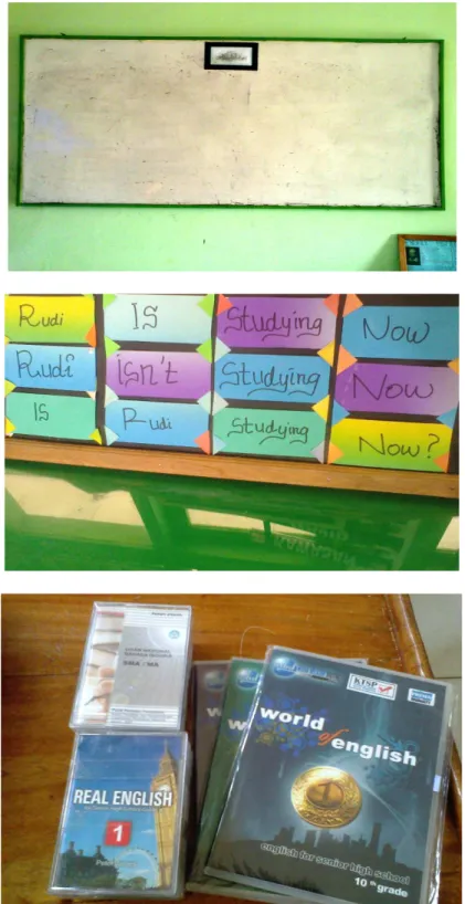 Gambar 15. Papan tulis, flash card, kaset dan CD Bahasa Inggris 