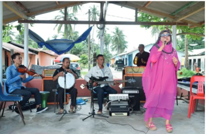 Gambar 2. Para Penonton Berjoget Mengikuti Irama Lagu  Joget Pada Saat Pertunjukan Musik Orkes Melayu  Pan-caran Senja di Pantai Melayu (Foto: Ihsan, 23 Juni 2017)