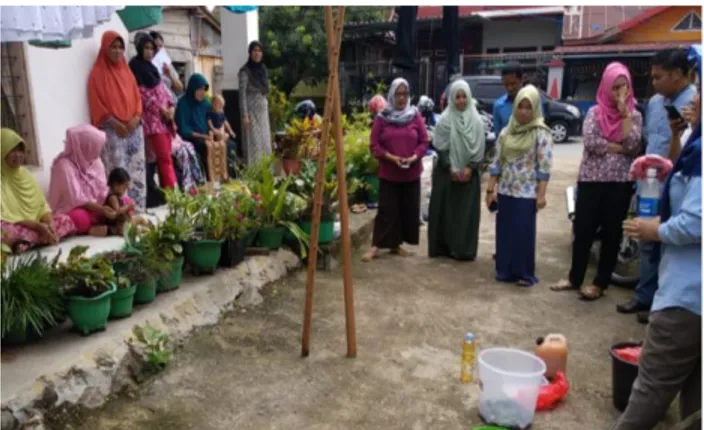 Gambar 5. Demonstrasi pemanfaatan limbah rumput laut   sebagai bahan dasar POC