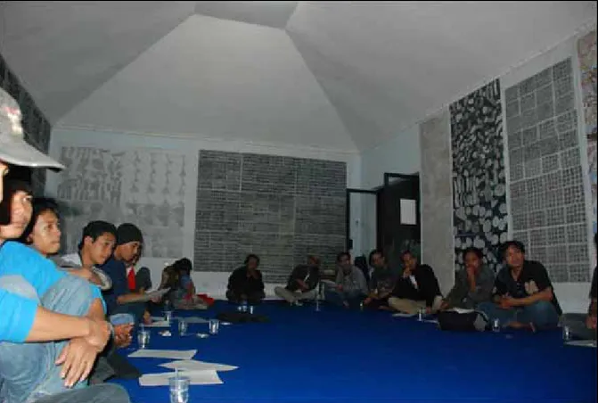 Gambar 2. Suasana diskusi pada pameran tunggal di Kepatihan ISI Surakarta 2010.(copy file dari dokumen dokumen 