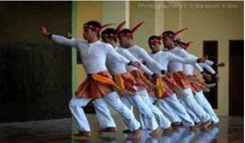 Gambar 7. Tari Seudati (galeriabiee.wordpress.com) 