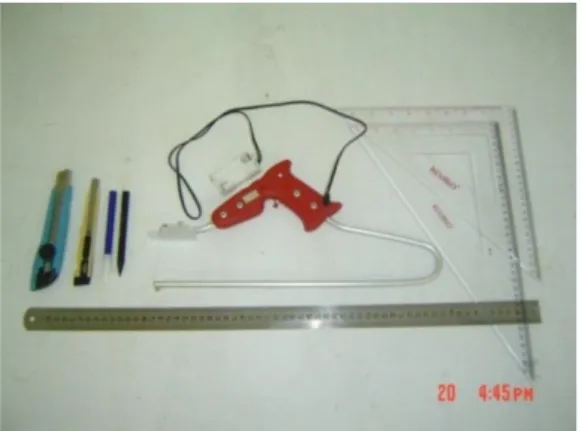 Gambar 8. Peralatan untuk pembuatan model   Pisau Cutter, spidol kecil, pemotong gabus elektrik,  penggaris segi tiga, dan penggaris logam