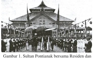 Gambar 1. Sultan Pontianak bersama Residen dan Assiten Residen Pontianak menghadiri perayaan Sumber: “Nomor Soeltan Pontianak”, ulang tahun Kerajaan Pontianak