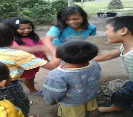 Gambar 4.3 Nyanyian permainan anak  Kacang koring di desa Tapian Nauli Sumber: Dokumentasi penulis tanggal 5 Mei 2014 