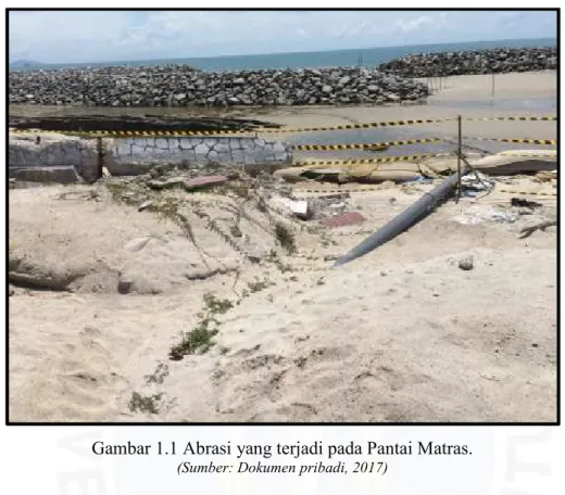 Gambar 1.1 Abrasi yang terjadi pada Pantai Matras.  (Sumber: Dokumen pribadi, 2017) 