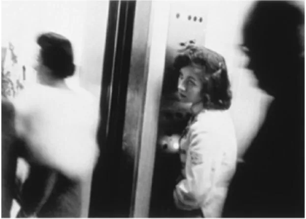 Foto esai Robert Frank menawarkan  alternatif tentang budaya Amerika pada  sebuah era dimana fotografi optimistis  merupakan sebuah norma yang banyak  di-anut oleh fotografer yang lainnya, se perti  misalnya pada The Family of Man