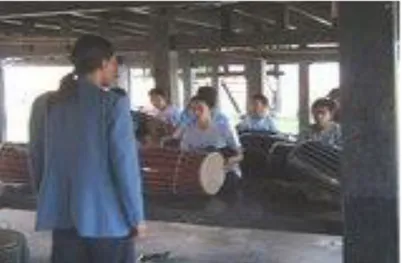 Gambar 5. Pemberian latihan main gendang pada anggota Lembaga Seni  Budaya Teluk Bone 2006 