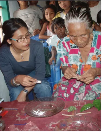 Figure 2. A sandro woman (right) prepares an offering, assisted by the author (left) (photograph by P