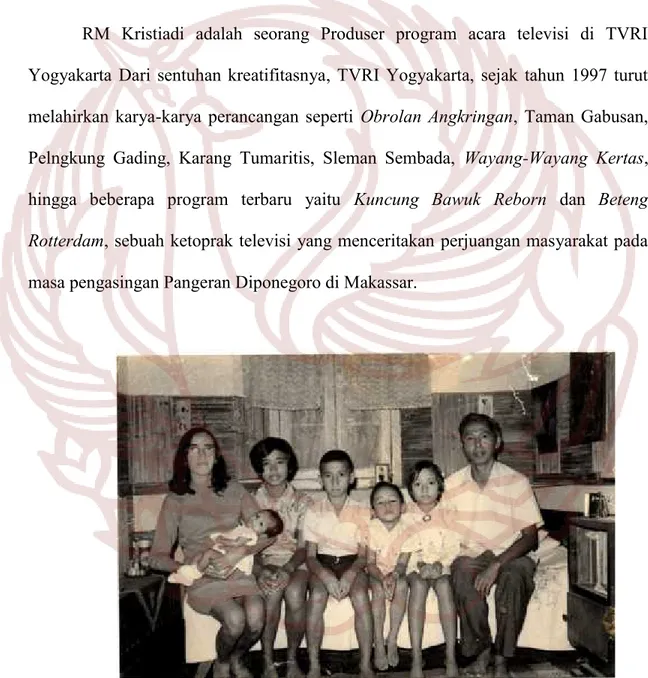 Foto 3. RM Kristiadi (tengah) dan keluarga di masa kecil (sumber;dokumen keluarga)