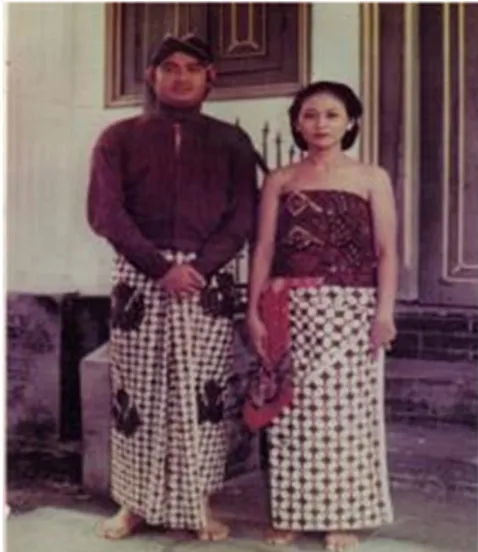 Foto di atas menunjukkan bahwa penggunaan batik motif kawung sesuai dengan  peruntukan batik pada anggota keluarga keraton Yogyakarta pada pembicaraan  