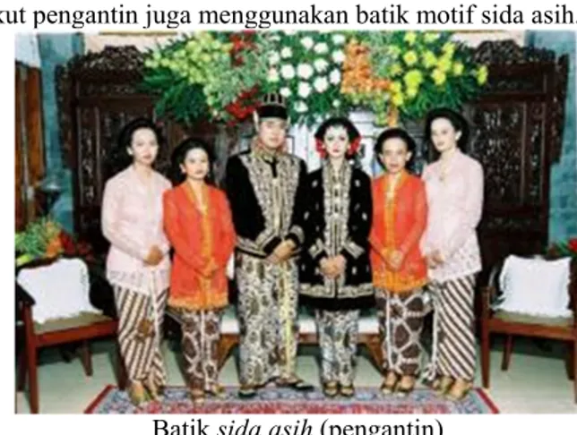 Gambar  berikut pengantin juga menggunakan batik motif sida asih.  