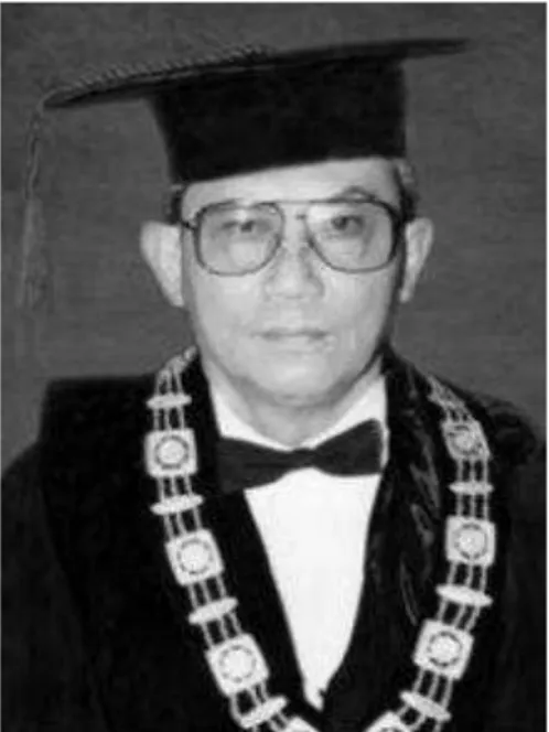 Gambar 2  Wiranto  Aris  Munandar  semasa  awal  menjadi  Guru  Besar  dan  masuk  dalam jajaran anggota Senat di Institut Teknologi Bandung