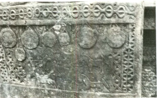 Gambar ini menunjukkan bagian nisan dengan relief kuda, anjing, gong, wula. Serta ornamen geometris