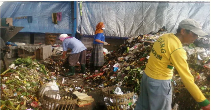 Gambar 3  Warga memilah sampah untuk dimanfaatkanFoto: Dinas Pekerjaan Umum Kabupaten Sleman