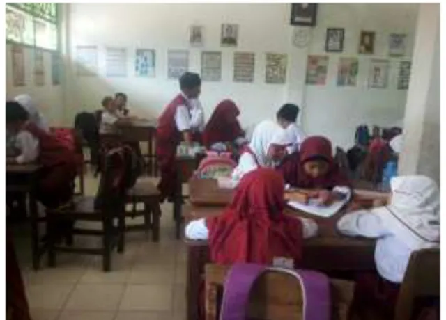 Gambar 6 : Setiap kelompok berlomba-lomba mengerjakan soal          dengan cepat dan tepat  