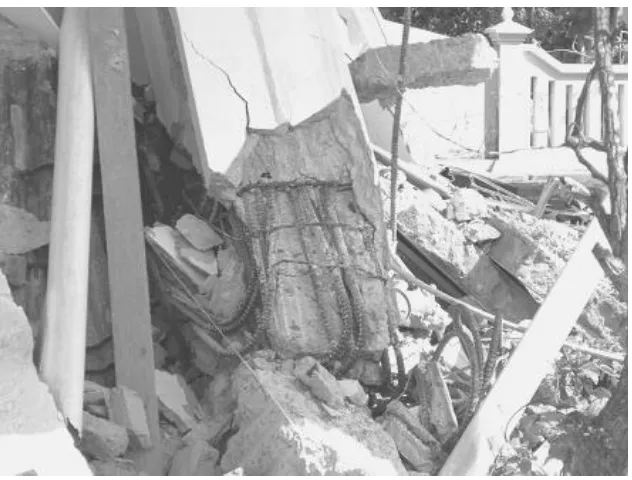 Gambar I-1 Efek tingkat lunak pada salah satu ruko akibat gempa Nias 2005 