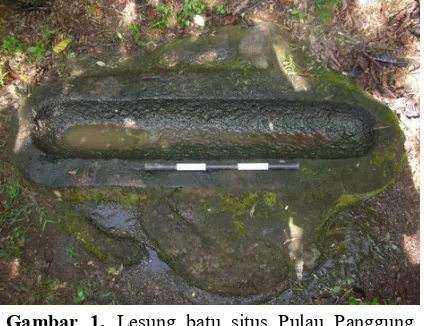 Gambar 2. Lesung batu situs Pajar Bulan (Sumber:  Balai Arkeologi Sumatera Selatan ) 
