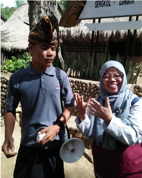 Gambar 3. Kadir, Pemandu Wisata Desa Adat Sasak Ende bersama seorang wisatawan (Dok. Pen)