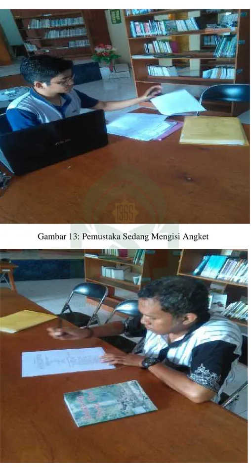 Gambar 14: Pemustaka Sedang Mengisi Angket