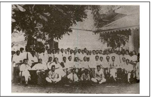 Gambar 1.2, Panitia dan anggota kongres Pemuda Indonesia ke 2, 28 Oktober 1928 di Gedung Indonesische Club Gebouw jl Kramat Raya 106 Jakarta