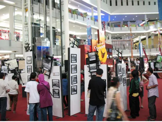 Fig. 4. Surabaya Memory Exhibition in A Mall (2007) 