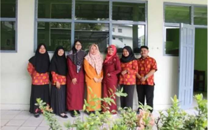 Gambar 2. Foto bersama Kepala Sekolah SMK  Farmasi Muhammadiyah Palangka Raya 