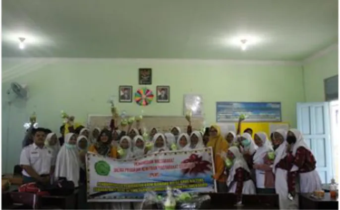 Gambar 4. Foto bersama siswa siswi SMK  Farmasi Palangka Raya 