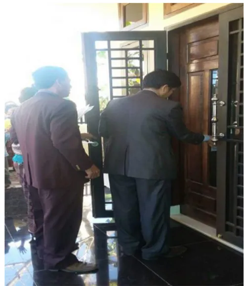 Gambar 2.1 Pendeta membuka pintu  rumah sebelum memulai acara kebaktian 
