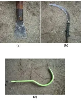 Gambar 3. Alat pemanenan: (a) Dodos, (b) Egrek, (c) Gancu.