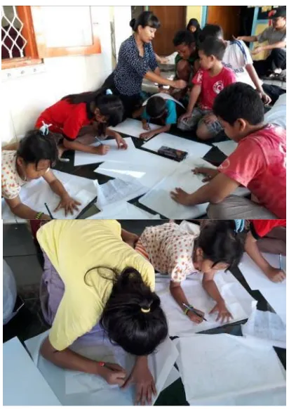 Gambar 11. Siswa SD kelas 4, 5, 6 warga masyarakat Siwalankerto sedang membuat motif di atas kertas, sebagian ada yang memindah motif ke kain, sebagian melakukan aktivitas batik tulis (nyanting)