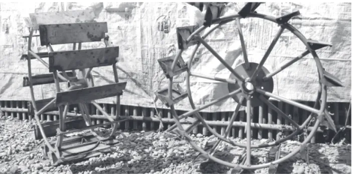Gambar 4. Sirip dan sistem engsel roda untuk lahan sawah Subang Gambar 3. Prototipe roda besi bersirip gerak untuk lahan sawah Subang