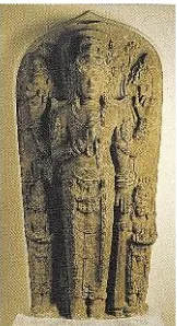 Gambar 1. Patung Raja Krtarajasa (1293-1309) dicandi Singosari menggenakan kain dengan motifCeplok (Sumber: Soemantri (ed), 2002:8).