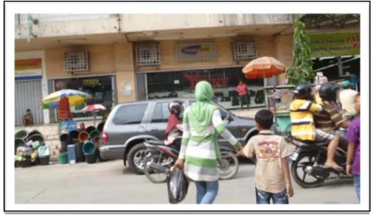 Figure 9.  Kaki 5 (means a 5 foot, unlicensed street vendor) in front of formal shops at Matahari Dept