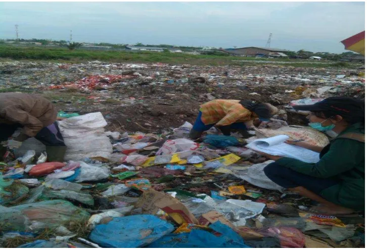 Gambar Lampiran 7. Penaksiran volume sampah dengan menggunakan wadah dengan ukuran tertentu 