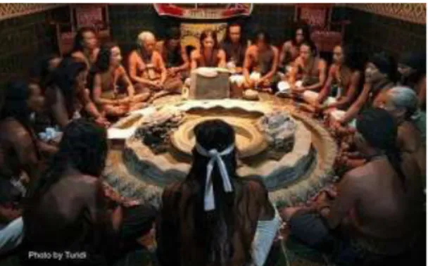 Gambar 2. Ritual Membaca Pujian/Kidung  Dalam  proses  pelaksanaannya,  tidak  ada  paksaan  kepada  murid  untuk  mengikuti  tahapan  ritual  ini