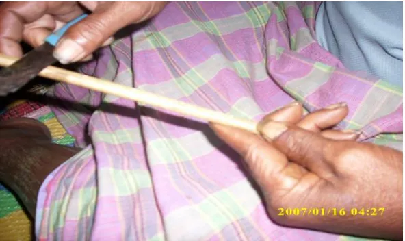 Gambar 10 : Cara memotong bambu 