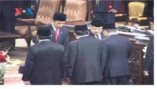 Gambar 4.1 Jokowi terlihat Berdiri dan Mengarahkan Pandangannya pada Berita Acara 