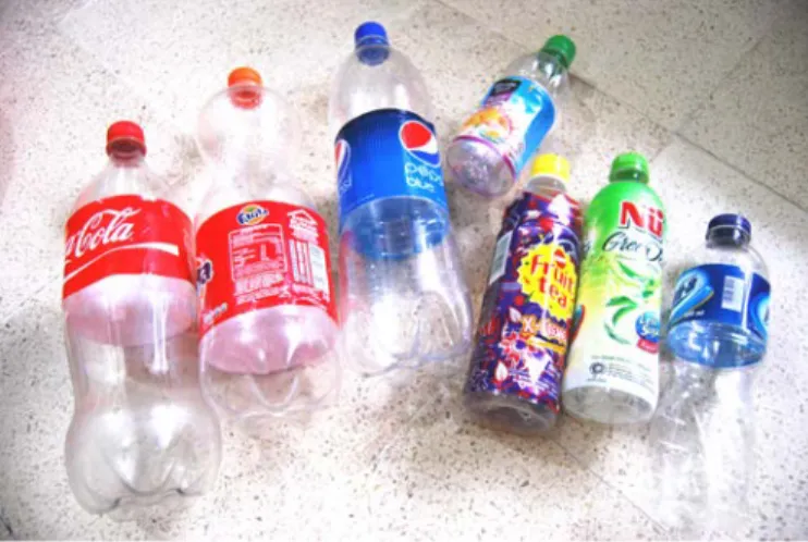 Gambar 2: Limbah Botol Plastik  (Sumber: Elda Franzia, 2014) 
