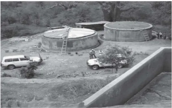 Gambar 2.Tandon air hujan yang digunakan untuk memenuhi kebutuhan air masyarakat di perdesaan di  timur Kenya (Sumber: UNISDR, 2008) 