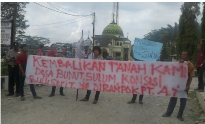 Gambar 1. Warga Desa Bunut melakukan unjuk rasa kepada PT Asam Jawa 