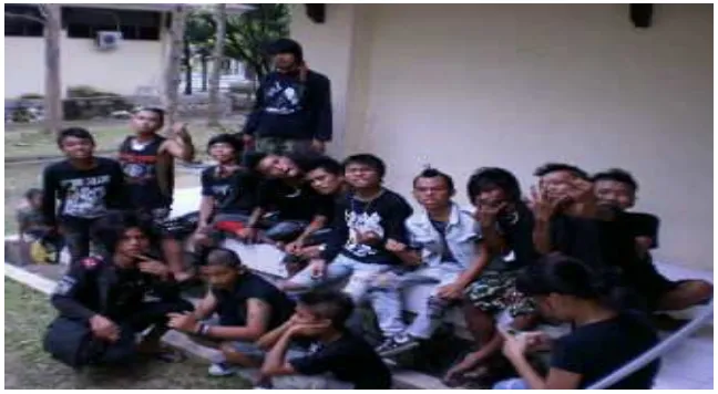 Gambar 4. Punk Gorontalo di sekitaran kampus UNG  (Sumber foto : Dokumentasi pribadi Aa/Punk Gorontalo) 