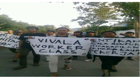 Gambar. Aksi punk Gorontalo dalam memperingati hari buruh tahun 2010 (sumber foto : Dokumentasi pribadi Aa/Punk Gorontalo) 