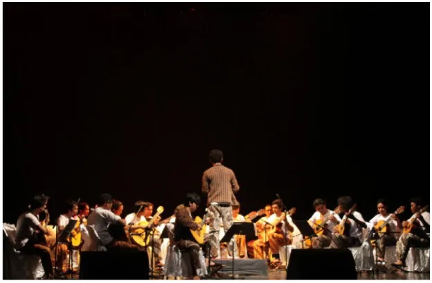 Gambar 8. Foto perform karya musik “hompimpah” (dok. Penulis: mei 2013)