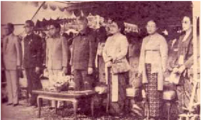 Gambar 5. Presiden RI Soeharto (ke empat dari kiri),  Wakil Gubernur DIY Sri Pakualam VIII (paling kiri),  Menteri P&amp;K Dr